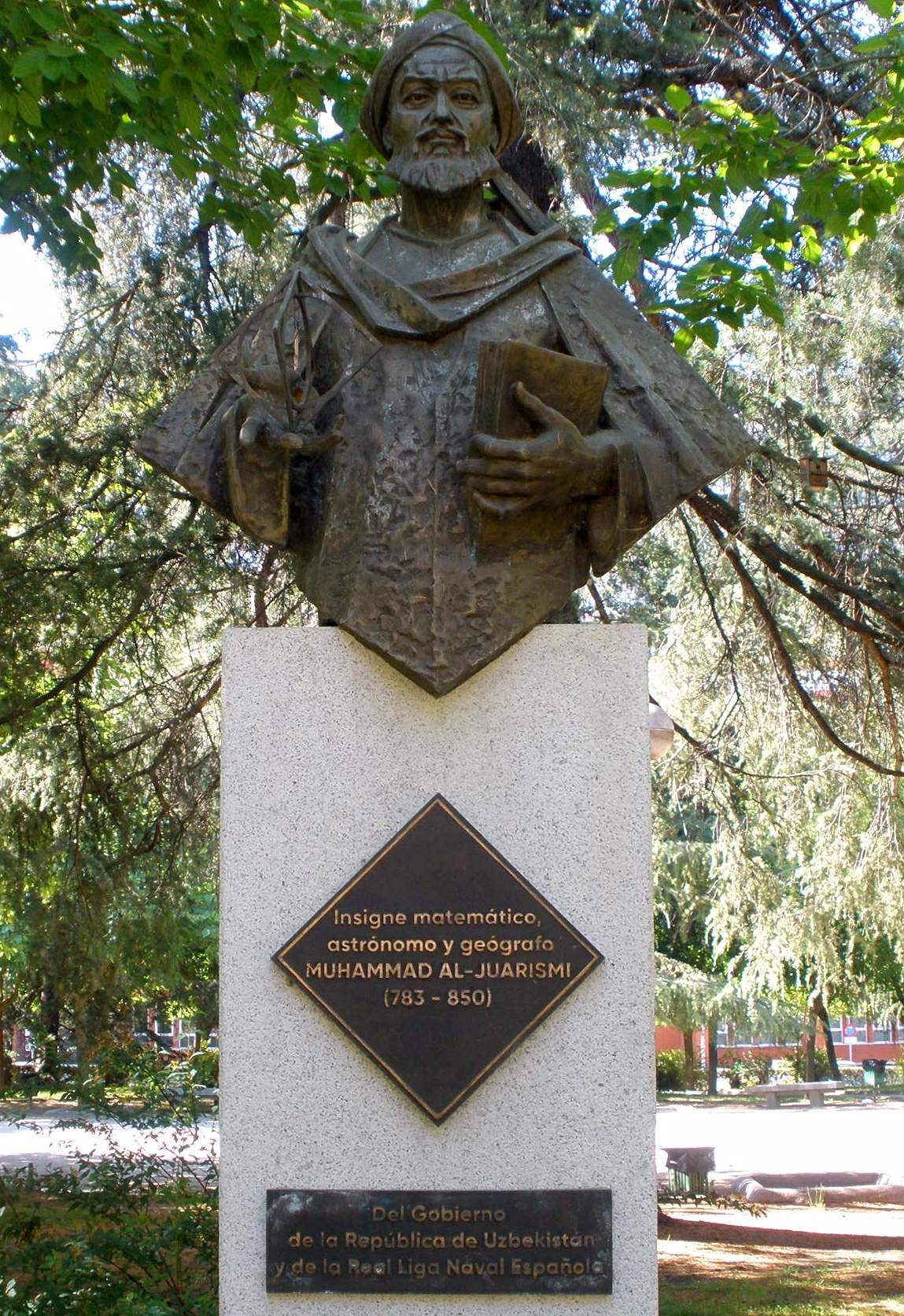 Monumento a Al-Juarismi nella Città Universitaria di Madrid