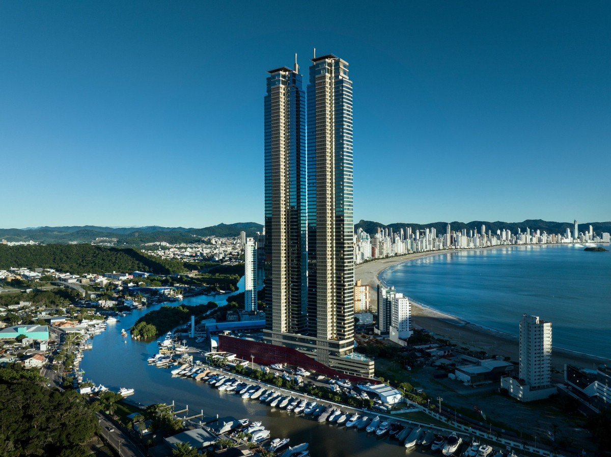 El conjunto está compuesto por dos torres residenciales gemelas apoyadas sobre un podio triangular compartido.