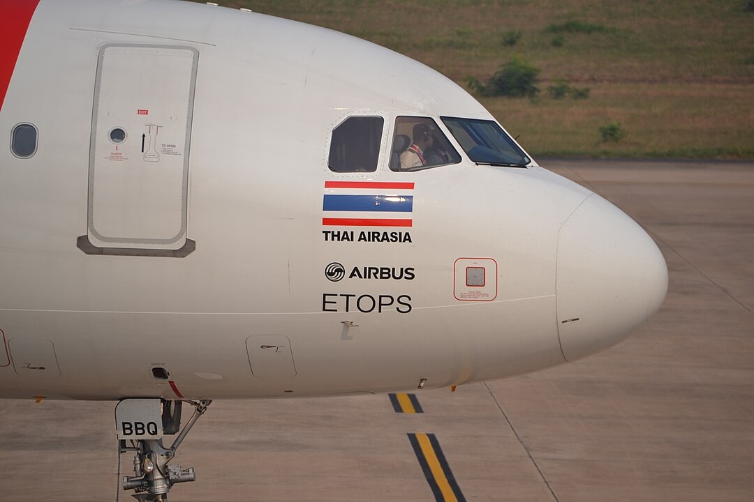 Un Airbus A320 della Thai AirAsia con la designazione che indica che l'aeromobile è dotato di capacità ETOPS
