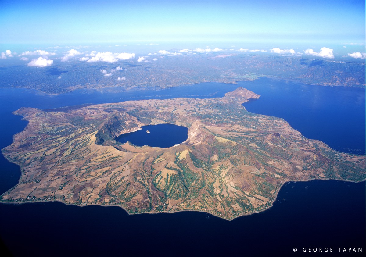 La grande isola di Luzon, nelle Filippine, ospita il lago Taal, al cui interno si trova il vulcano Taal, che a sua volta ospita Vulcan Point, una piccola isola
