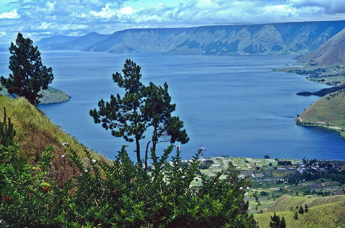 Vista del lago Toba, al cui interno si trova l'isola di Samosir, sull'isola di Sumatra