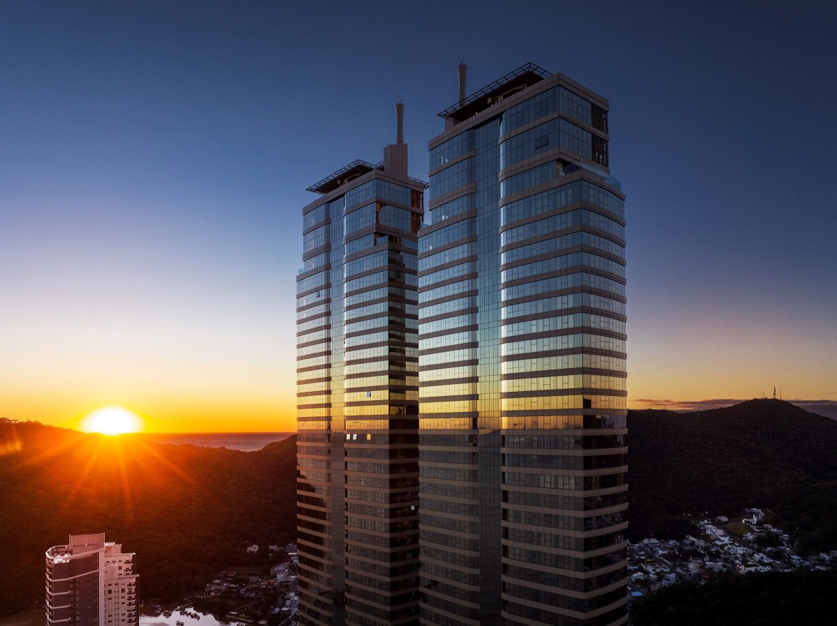 Las dos torres están revestidas con vidrio oscuro reflectante, interrumpido por bandas horizontales de aluminio que actúan como elementos de protección solar.