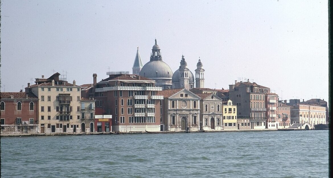 Vista della casa alle Zattere dalla laguna