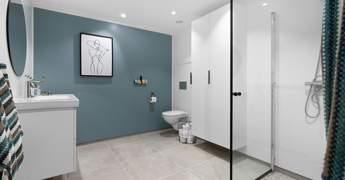 Bagno con una sola parete in tinta più forte