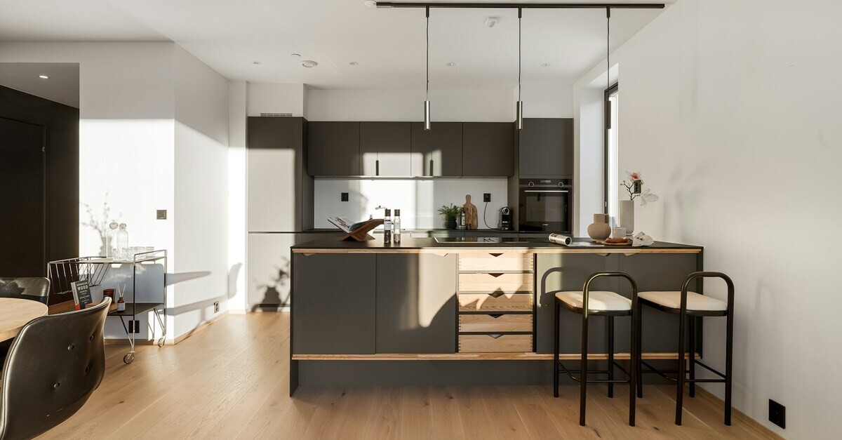 Il parquet esalta e riscalda una cucina scura