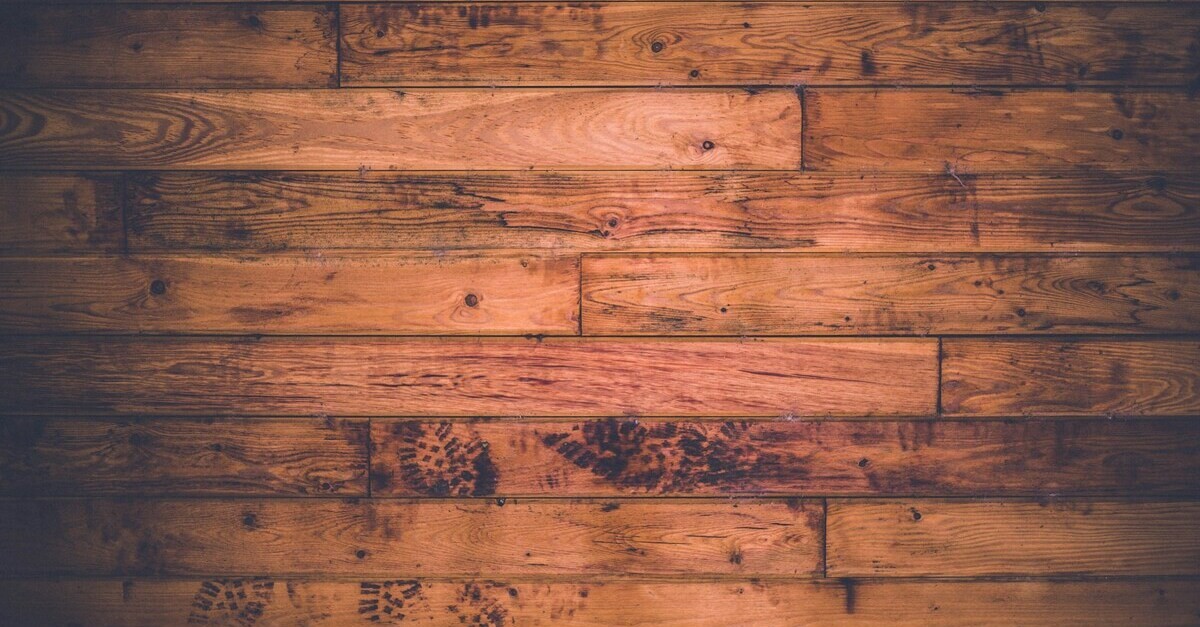 Parquet rovinato che necessita di lamatura