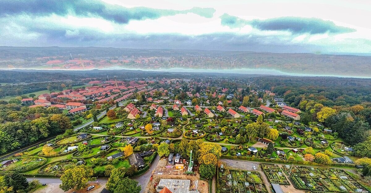 Vista panoramica d'insieme nella zona dei giardini di Naerum
