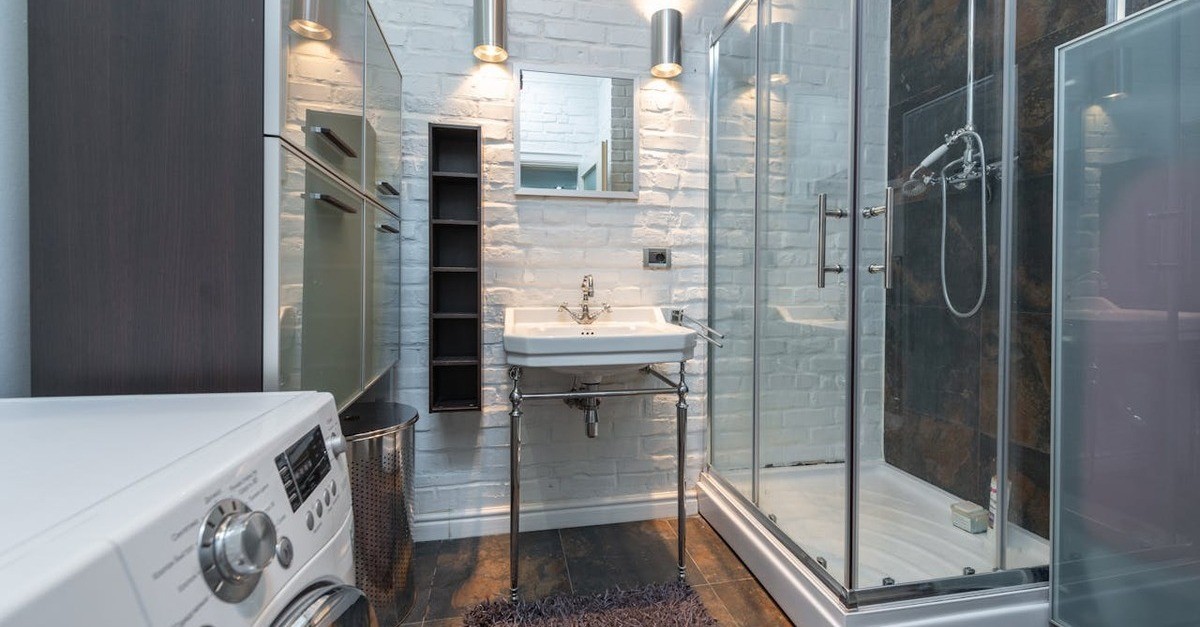 Bagno mediamente grande con lavatrice e mobile lavanderia