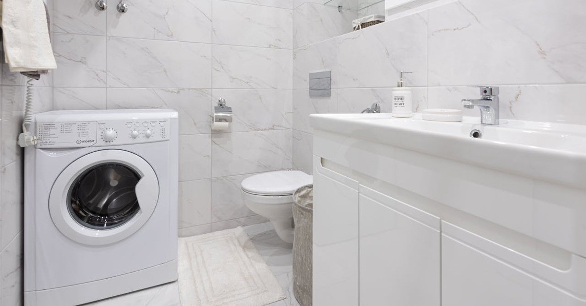 Bagno bianco con lavatrice