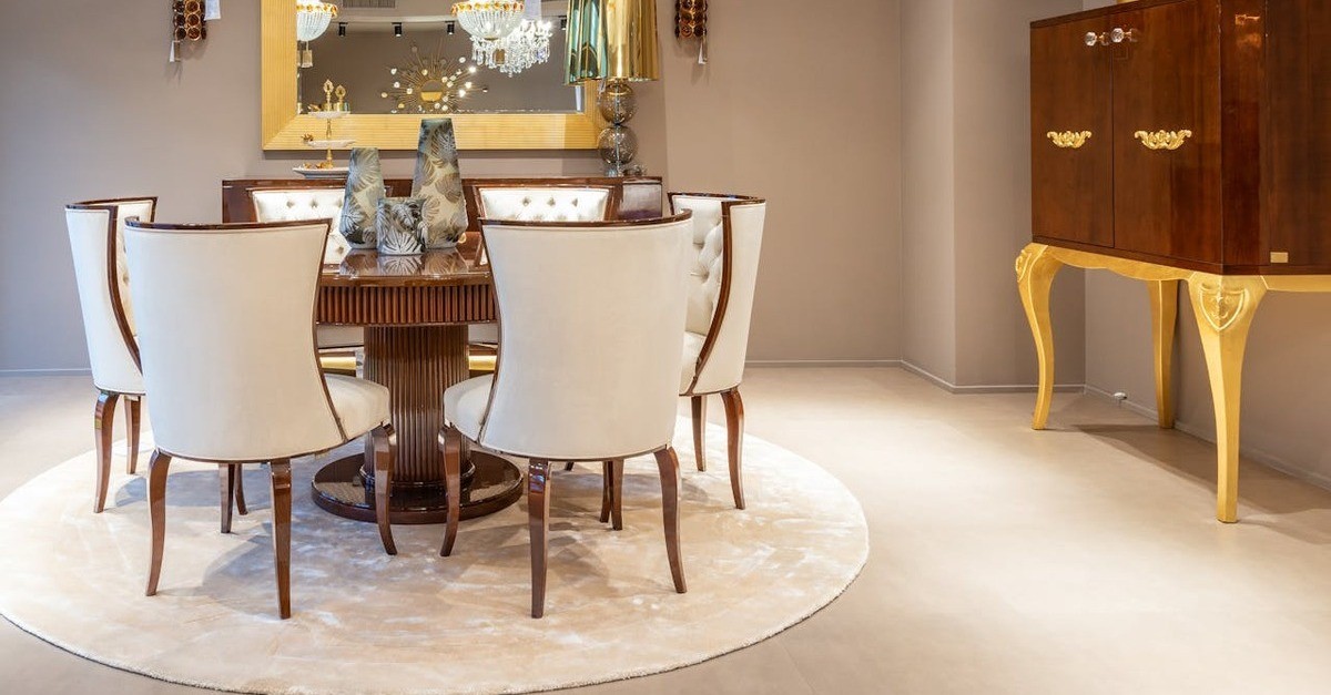 Un tappeto tondo sotto ad un tavolo rotondo