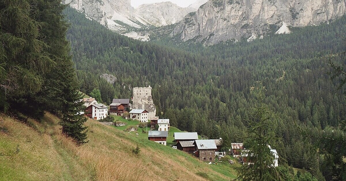 Vista panoramica sul castello di Andraz