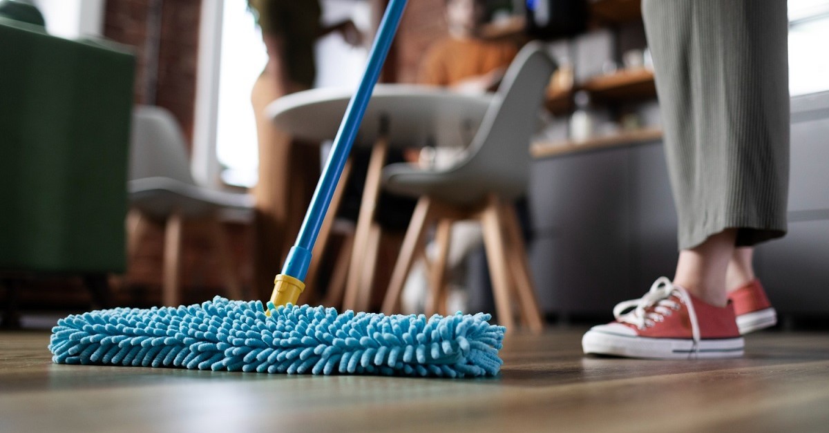 Rimozione dello sporco secco con una scopa con setole in microfibra