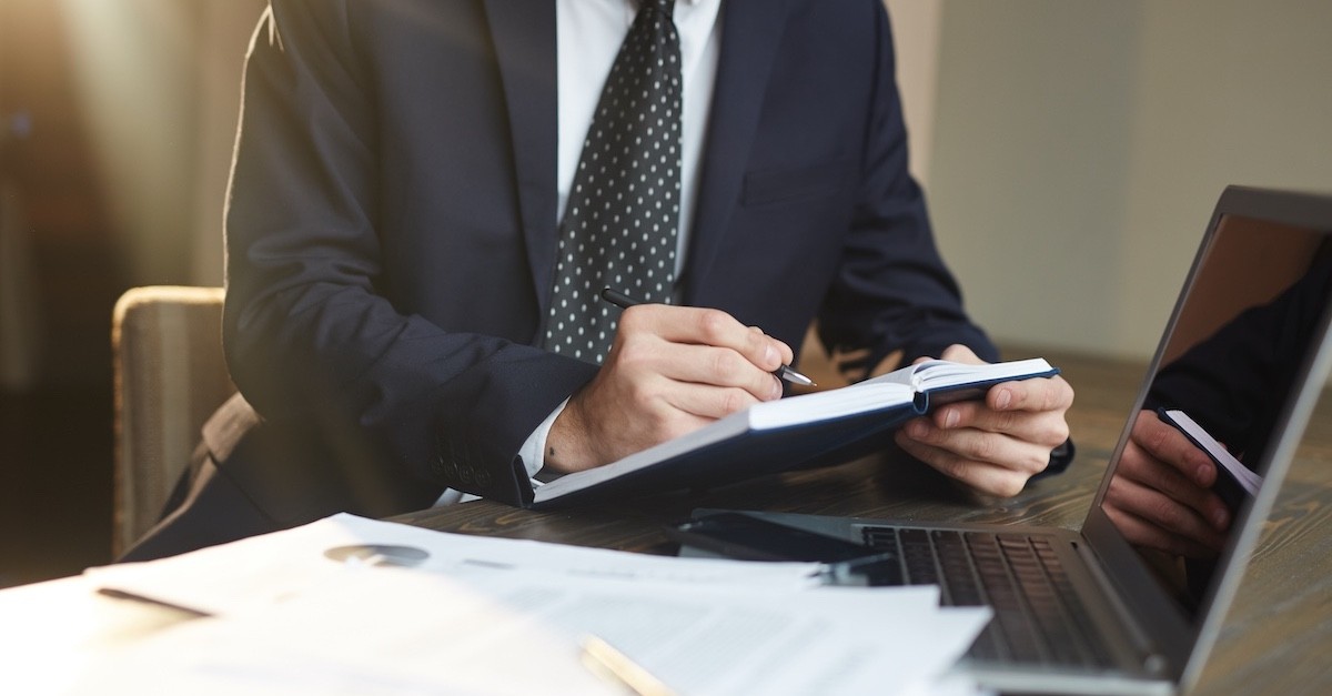 Avvocato che prepara una pratica