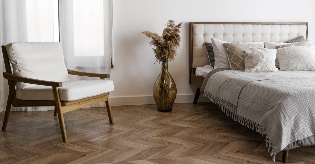 camera da letto con parquet levigato