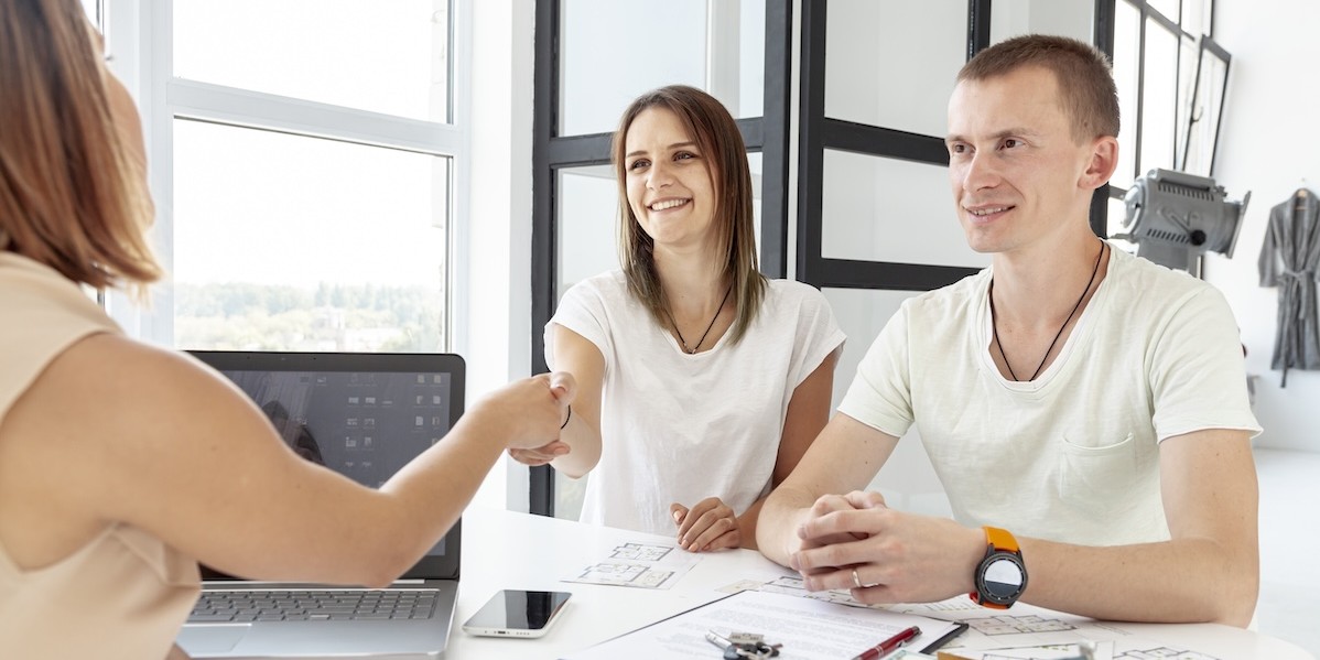 Coppia che fa un accordo per la loro nuova casa