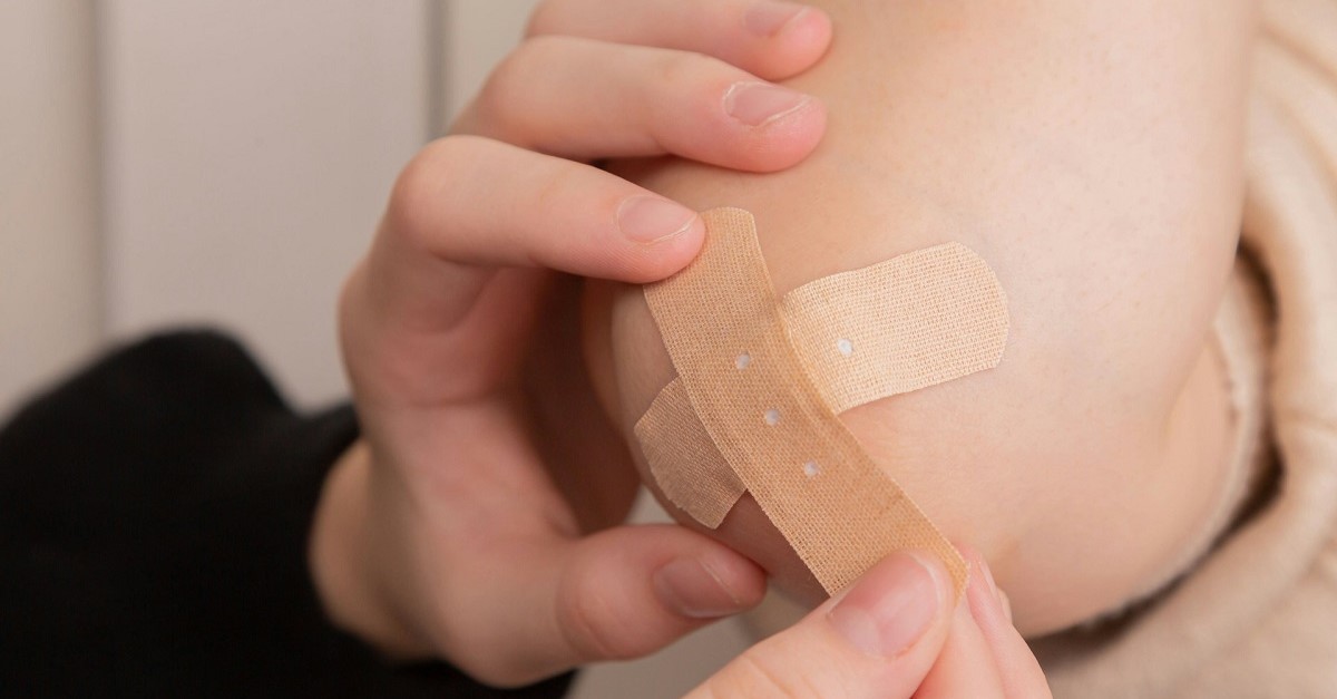 La rimozione di un cerotto