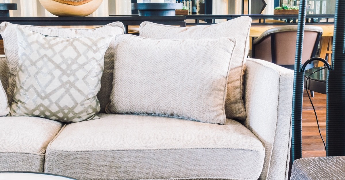 divano con libreria dietro