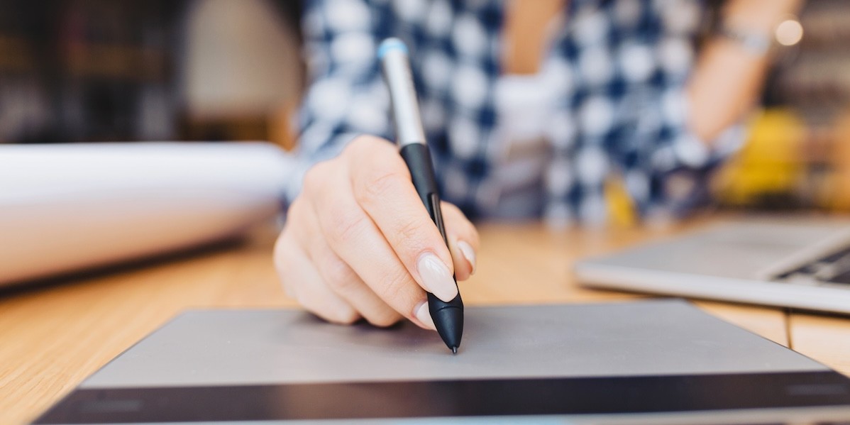 Compromesso casa a distanza: procedure legali e online del preliminare Donna firma digitalmente un documento