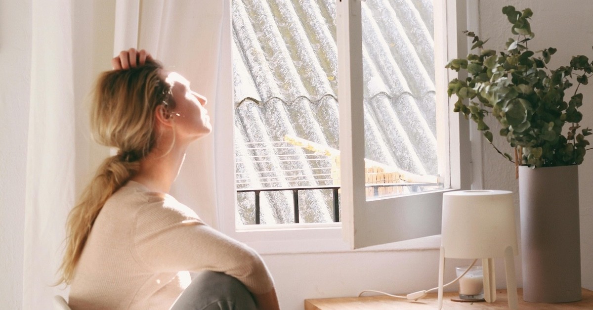 Donna che guarda alla finestra