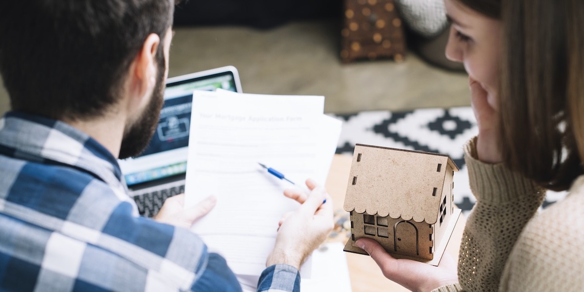 Coppia che fa un mutuo per comprare la casa