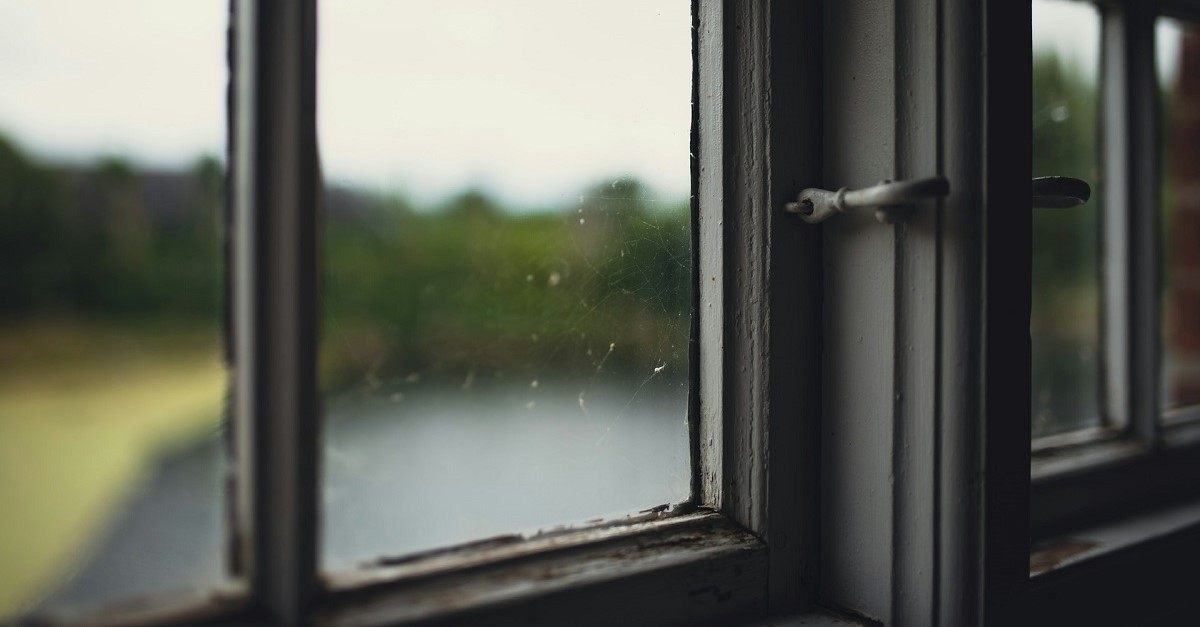 Una vecchia finestra con infissi usurati