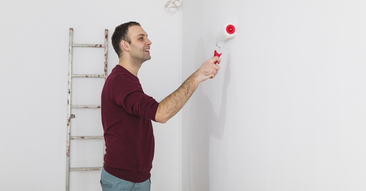 Uomo che imbianca le pareti