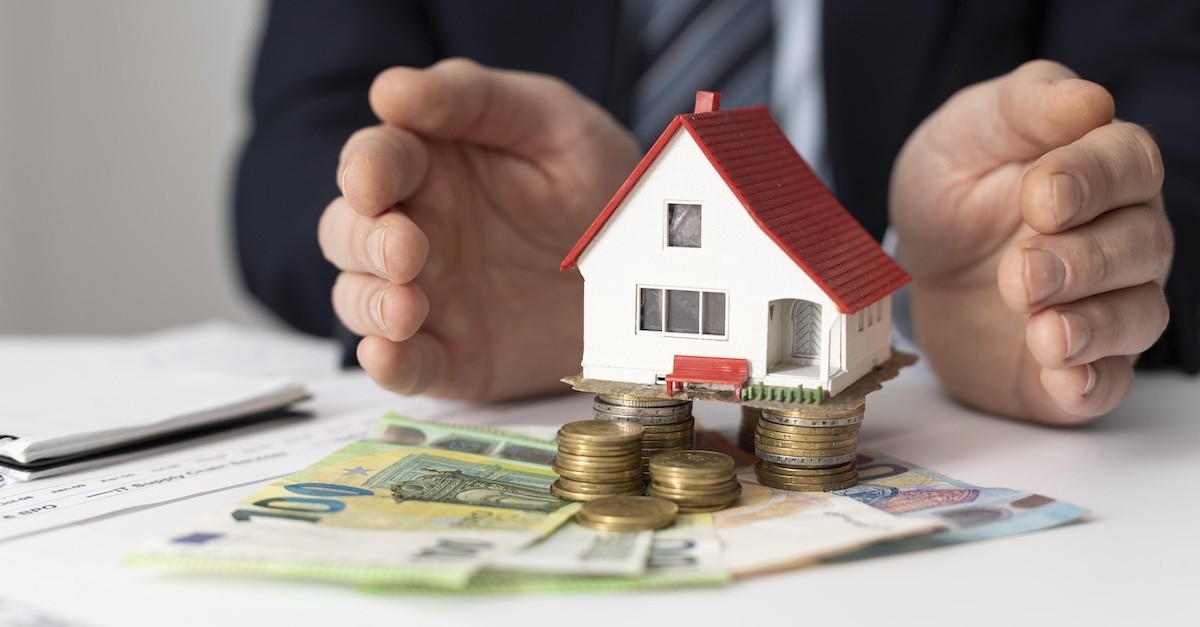 Casetta con delle banconote