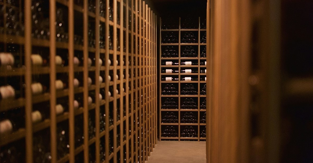 Cantina con bottiglie di vino disposte in orizzontale