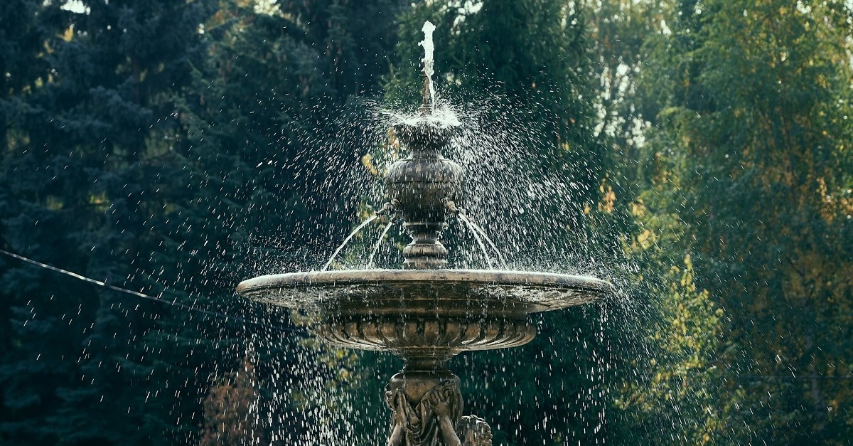Con il costante contatto con l'acqua, i materiali porosi tendono a sviluppare alghe e muschi