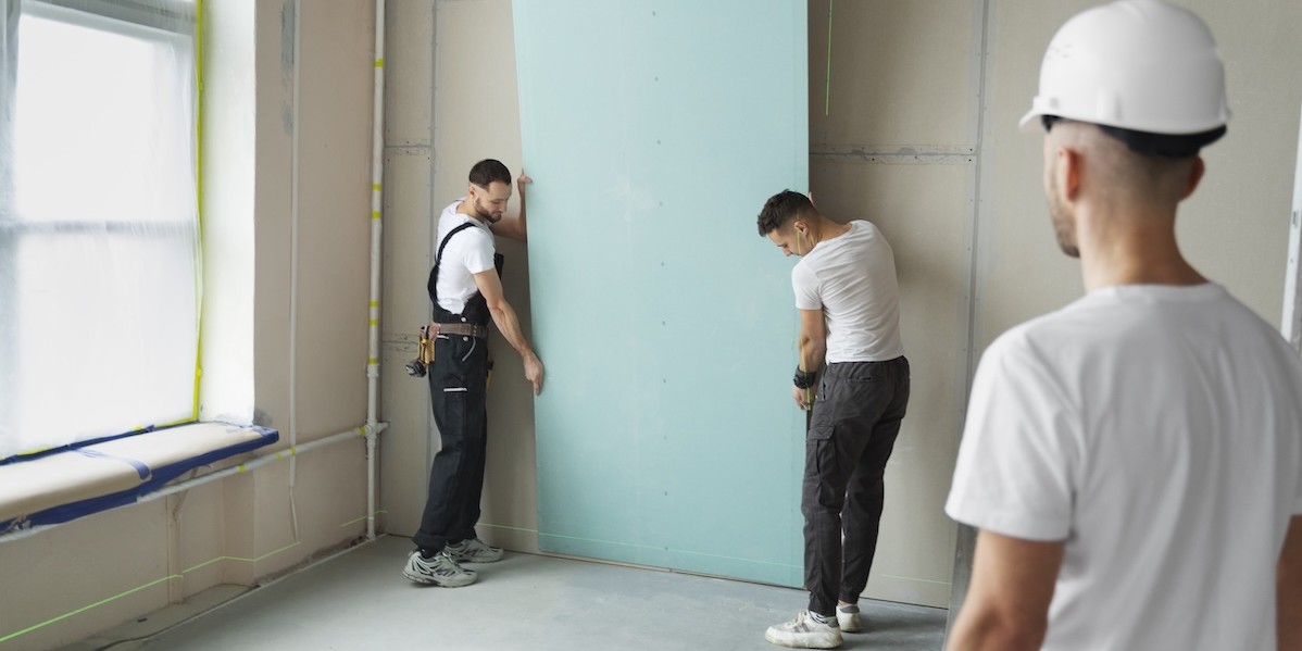 Operai specializzati realizzano l’isolamento di una parete