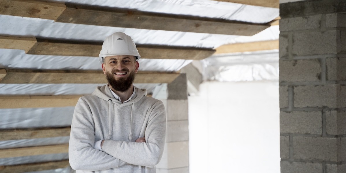 Primo piano di un operaio al lavoro per la costruzione di una mansarda