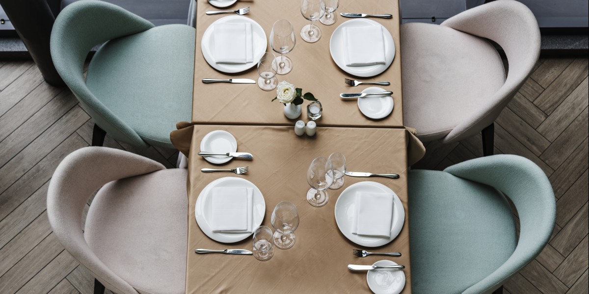 tavolo con sedie di colore diverso