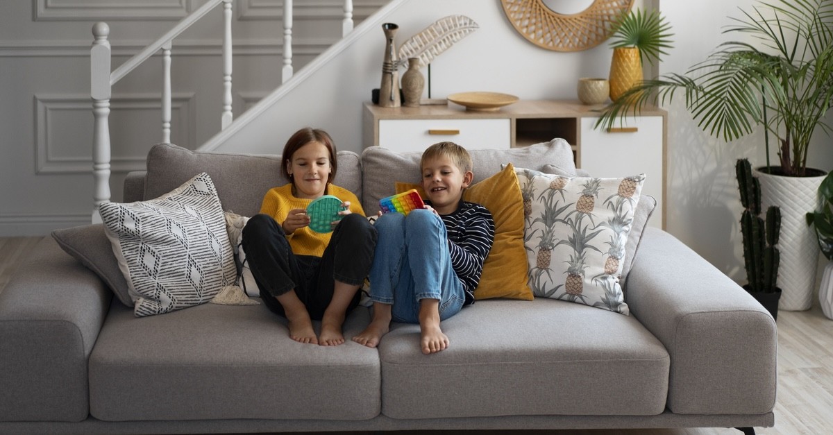 mobile dietro a un divano