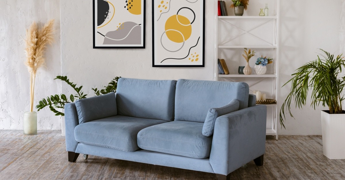 mobile dietro al divano in salotto