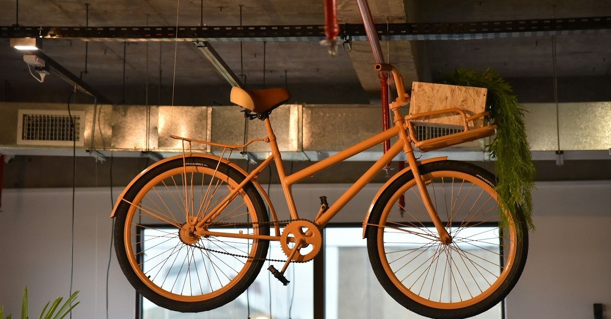 Una bici appesa al soffitto