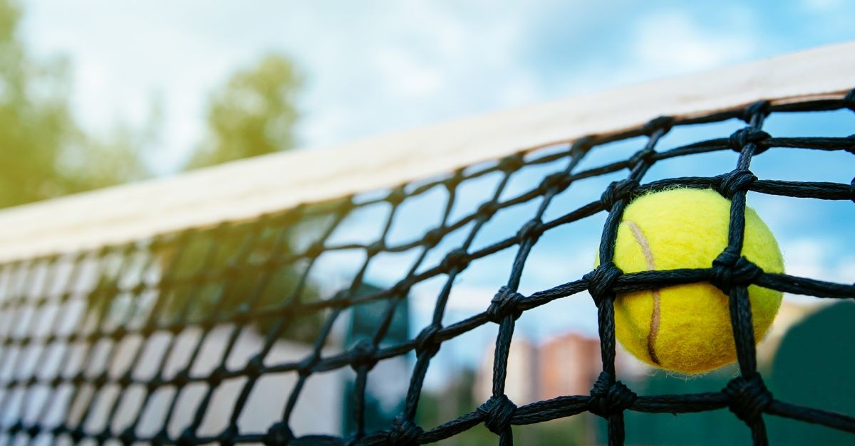pallina da tennis che tocca il net 