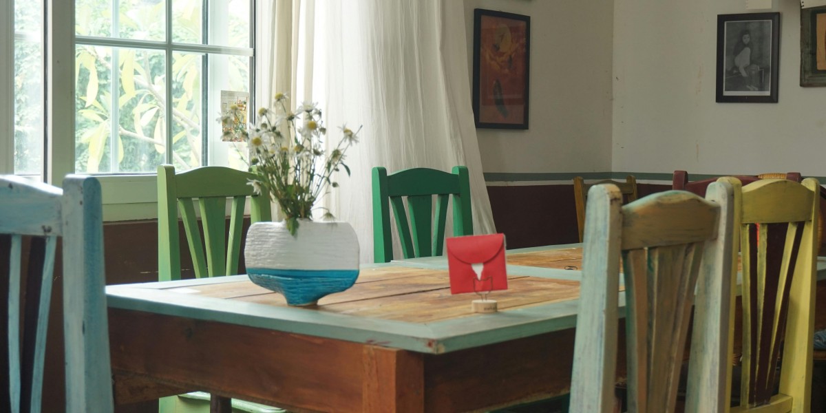 tavolo con sedie di colore diverso