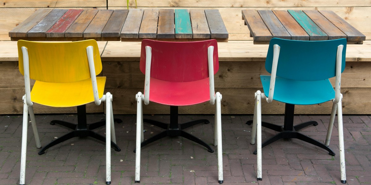 tavolo con sedie di colore diverso