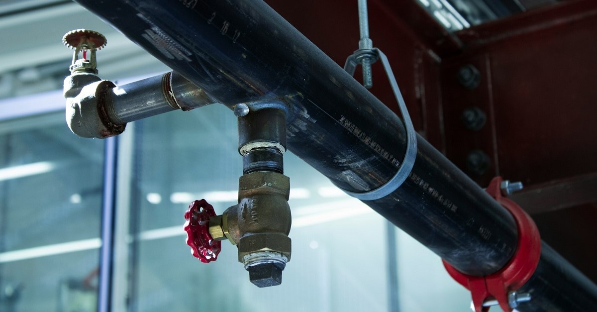 Tubazioni idriche collegate a un edificio