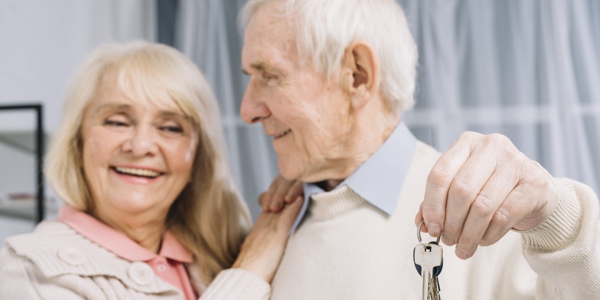 Coppia di anziani con le chiavi di casa