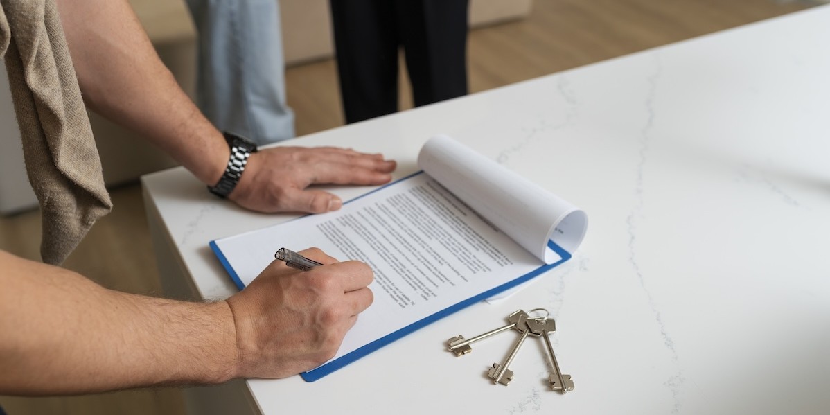 Uomo firma un documento