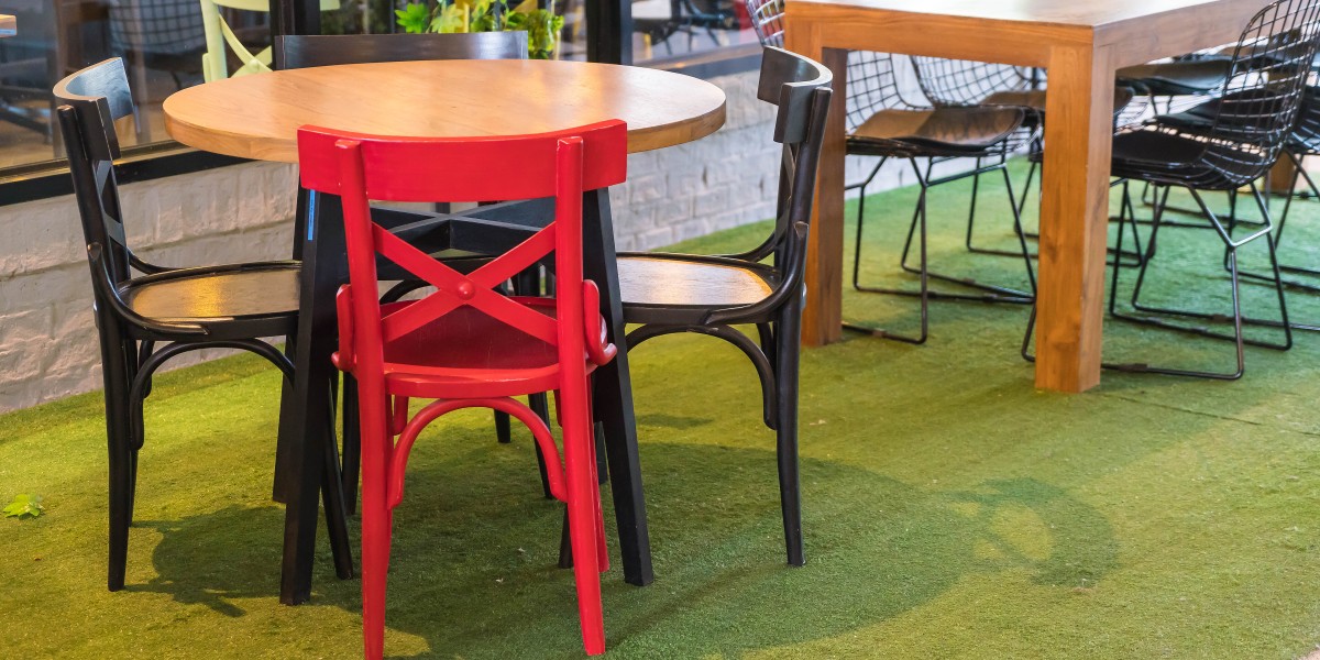 tavolo con sedie di colore diverso