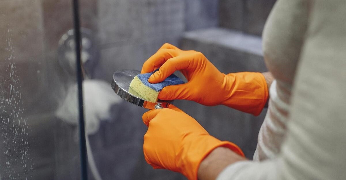 soffione della doccia con calcare