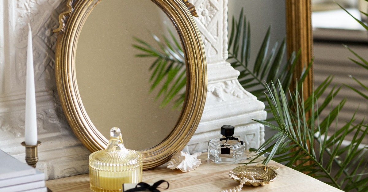 specchio con cornice sul tavolo