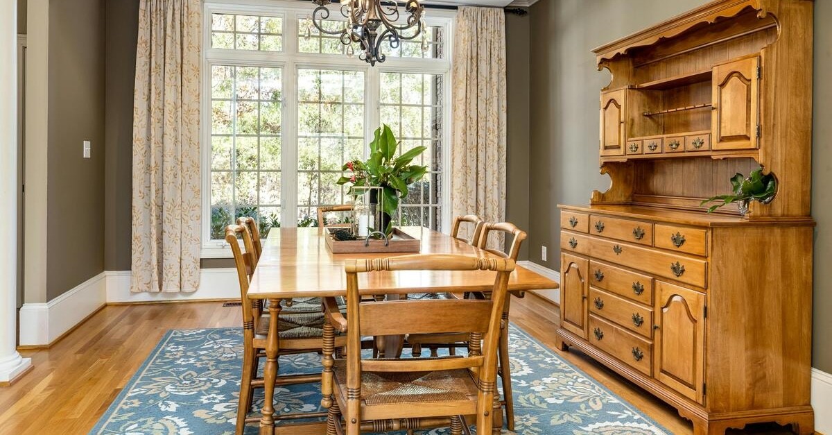 tappeto in sala da pranzo in legno