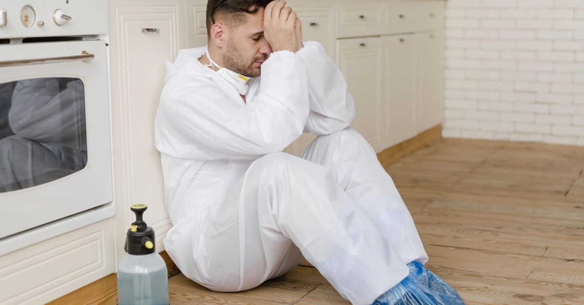 Uomo preoccupato dagli insetti in casa