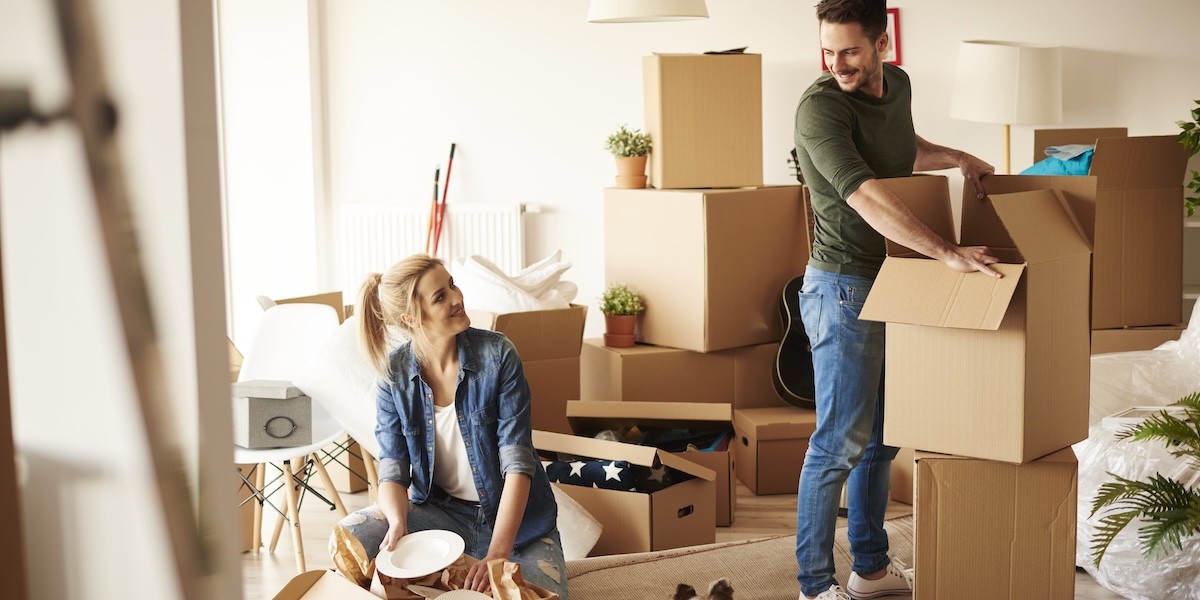 Giovane coppia in un nuovo appartamento