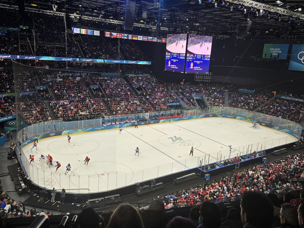 La elipse no solo evoca la tradición clásica, sino que optimiza la distribución de asientos y la relación entre público y pista.