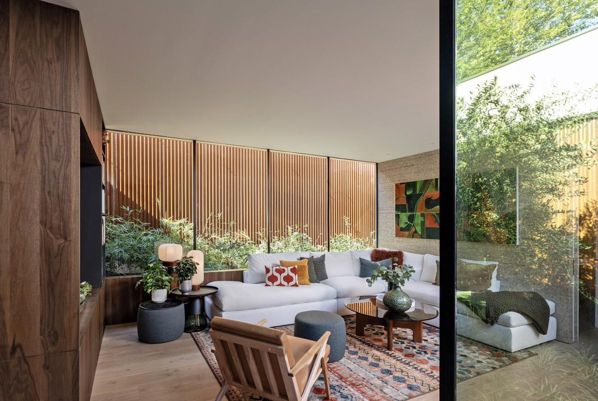 El interior de Stealth House se articula en torno al patio principal, al que se orientan la cocina y la sala de estar. 