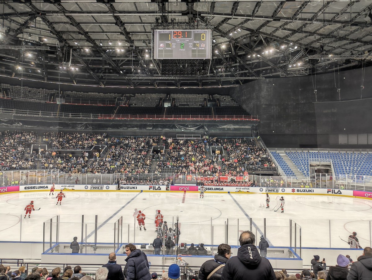 En el interior, la pista de hielo ocupa el centro del espacio la cual está rodeada por dos anillos de gradas.